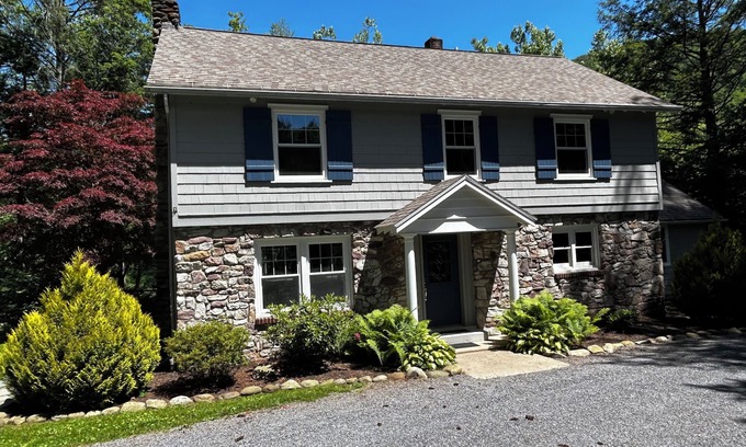 Bodines House | Unforgettable Creekside Manor with Ocean View & Spa