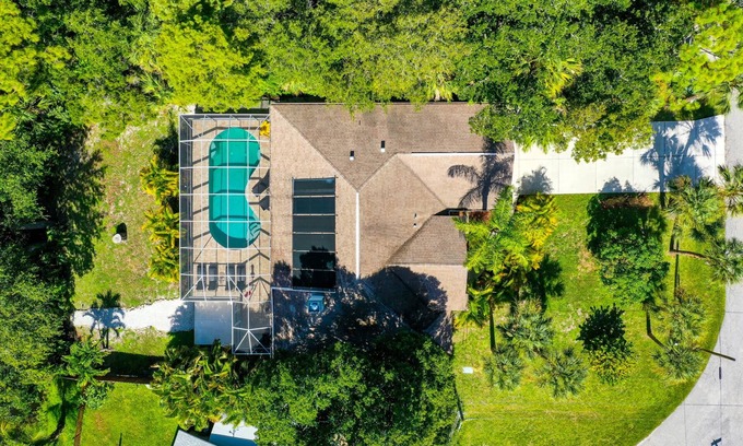 Osprey House | Creekside Paradise: Pet-Friendly Retreat with Private Pool