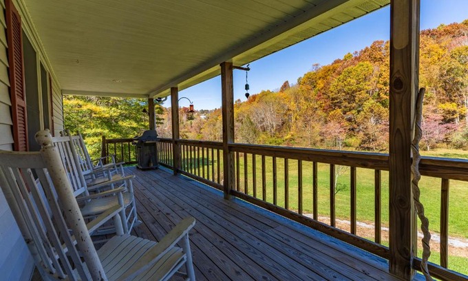 Sparta House | Peaceful Creekside Paradise: Family-Friendly Retreat Awaits