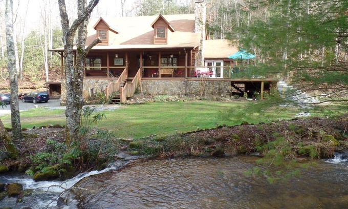 Robbinsville Bed & Breakfast | Experience Creekside Paradise: Pet-Friendly Getaway Awaits