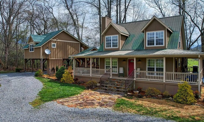 Hayesville Cabin | Idyllic Creekside Retreat: Pet Friendly & Minutes to Downtown