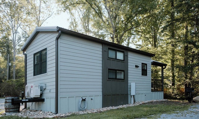 Pittman Center Cabin | Lakefront Cabin Retreat | Groundhog Cabin with Family Amenities