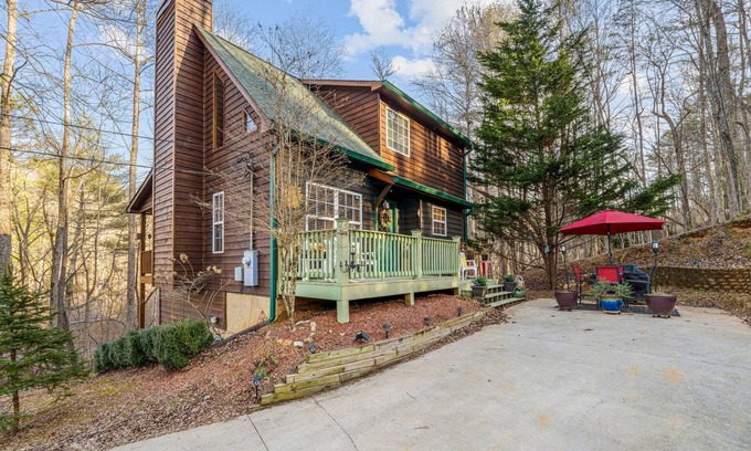 Ellijay Cabin | Creeksong: Top-Rated Cabin with Pool and Gym in Ellijay