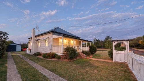 Stanthorpe House | Cozy Creekview Cottage - Family-Friendly with Kitchen Access