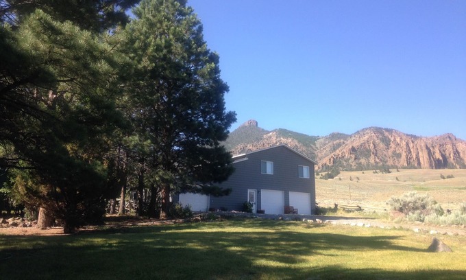 Wapiti Apartment | Mountain View Retreat: Creekworks Guesthouse with Breakfast