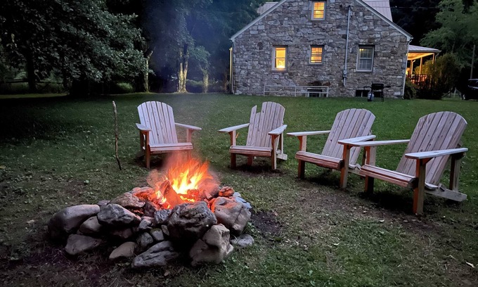 Damascus Cottage | Pet-Friendly Retreat on Creeper Trail with King Bed & Kitchen