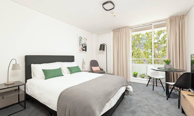 Cremorne Apartment | Central Studio Apartment with Spa & Kitchen in Cremorne