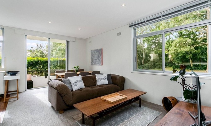 Cremorne Apartment | Budget-Friendly Stay at Young Street, Cremorne with Breakfast