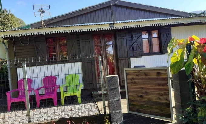 Petite-ÃŽle House | Inviting Creole Hut: Family-Friendly Retreat with Kitchen