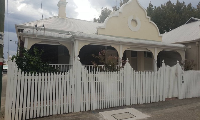 South Fremantle House | Cozy Crepe Myrtle Cottage in South Fremantle Awaits You
