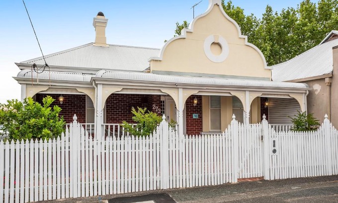 South Fremantle House | Discover Crepe Myrtle Cottage: A Serene 4-Star Escape