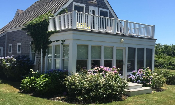 New Shoreham House | Beachfront Crescent Beach Cottage with Ocean Views