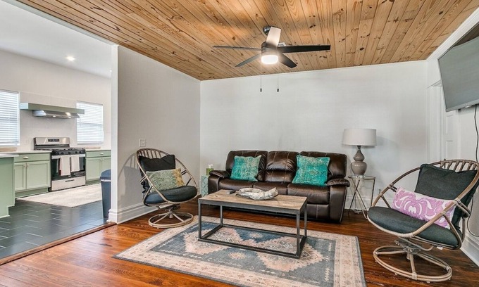 Crescent House | Crescent Clean and Ready! Wi-fi. Sleeps 7. Pets OK!