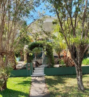 Crescent Head Apartment | Romantic Ocean View Escape at Crescent Head - Killick Glen