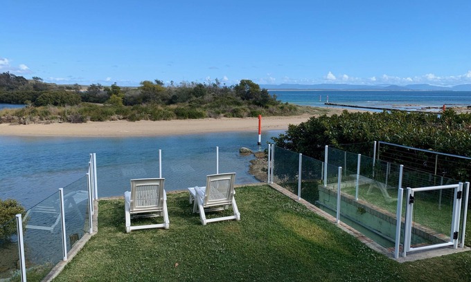 Currarong House | Guest Rated 10/10: Crescent Waterfront Beach House Retreat