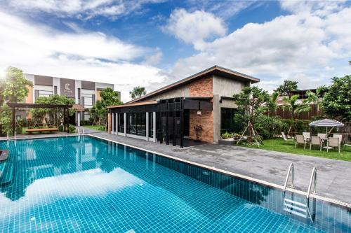 Buriram Hotel | Relaxing Stay at Cresco Hotel Buriram with Pool & Spa