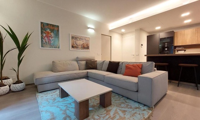 Como City Centre Apartment | Elegant Cressoni Apartment: Child-Friendly with 9.7 Rating