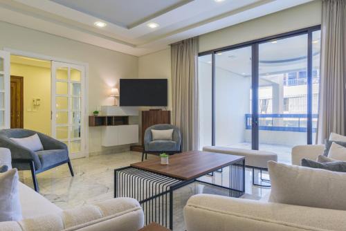 Hamra Apartment | Family-Friendly Crest 3-Bedroom Apt with Hot Tub Access