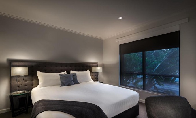 St Kilda West Apartment | Family-Friendly Crest on Park: A 4-Star Getaway Awaits
