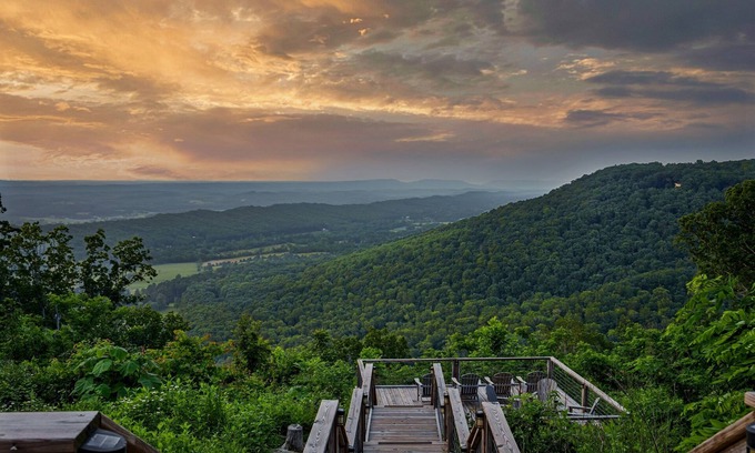 Fort Payne Cabin | Explore Crest View Lodge: Breathtaking Vistas & Pool Access