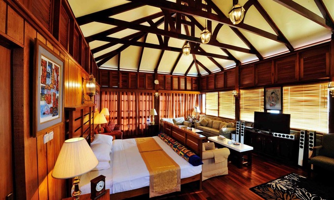 Anesakhan Villa | Elegant Crest Villa Mansion: Pool, Restaurant & Family-Friendly