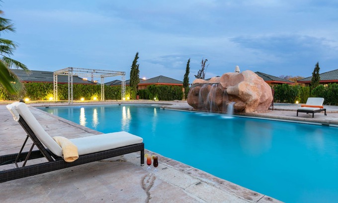 Jwaneng Hotel | Discover Cresta Jwaneng: Family-Friendly Stay with Pool