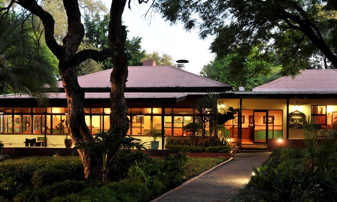 Maun Hotel | Explore Cresta Riley's: Family-Friendly with Pool & Dining
