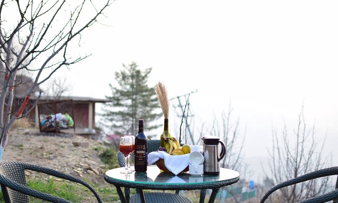 Fagu House | Relaxing Crested View Cottage in Fagu with King Bed & Food