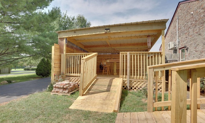 Crestwood Apartment | Inviting Crestwood Apartment with Hot Tub & Pool Table