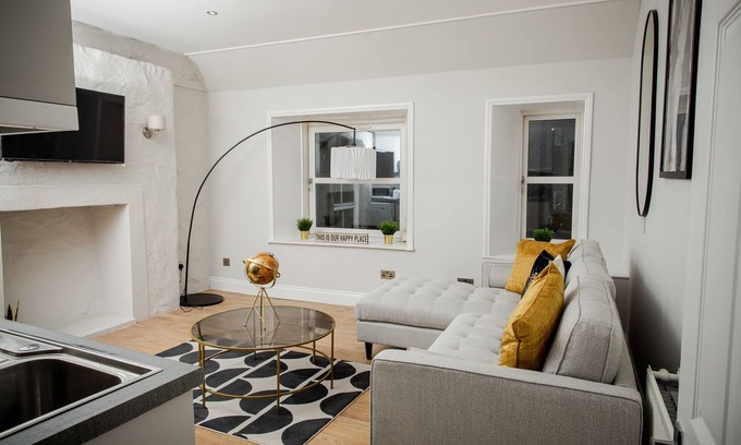 Crieff House | Inviting Crieff House: Pet-Friendly Stay with Breakfast