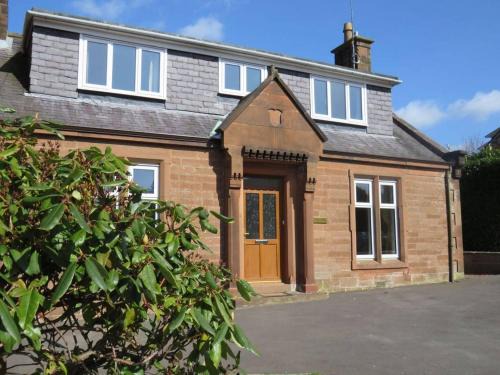 Dumfries House | Highly Rated Criffel Cottage: Cozy Retreat with Hot Tub