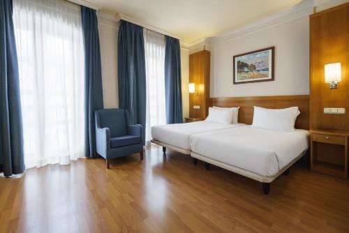 Almeria Centro Hotel | Budget-Friendly Torreluz Senior: Family and Accessible Comfort