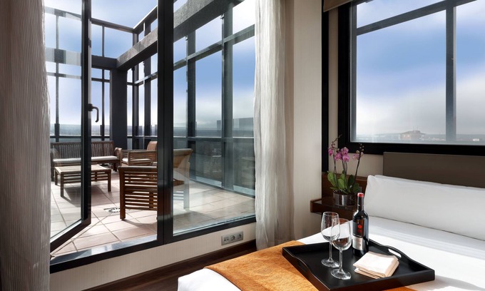 Burgos Hotel | Relaxing Crisol Puerta de Burgos with Spa & Breakfast Options
