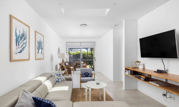 Fingal Bay House | Elegant Family Villa Near Beach with Free Wifi & Pets Welcome