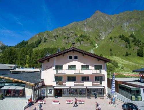 Ravaisch Apartment | Family-Friendly Stay at Cristal Appartementhaus - Rated 9.4