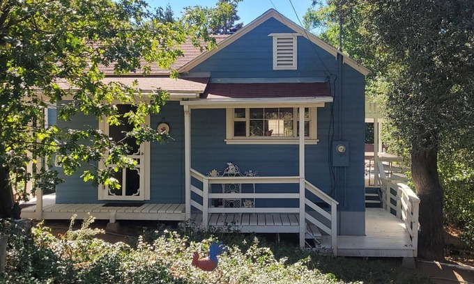 Julian Cottage | Pet-Friendly Retreat: Cristine's Cozy Cottage Near Town