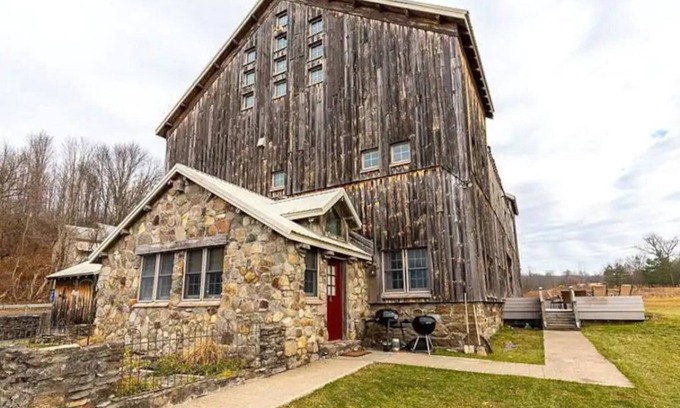 Ilion House | Experience Cristman Barn: Events & Comfort for 30 Guests