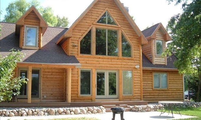 Crivitz Cabin | Top-Rated Crivitz Log Cabin with Lake Views & Spa Access