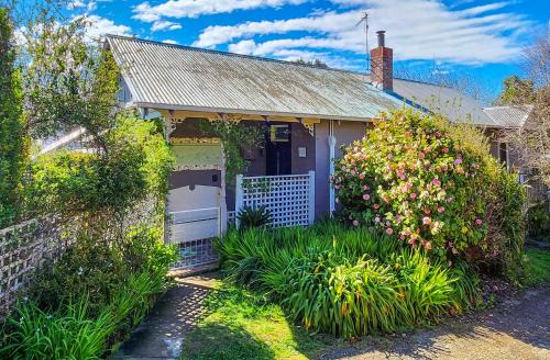 Hepburn Springs House | Discover Croft Cottage: Pet-Friendly Retreat with 9/10 Rating
