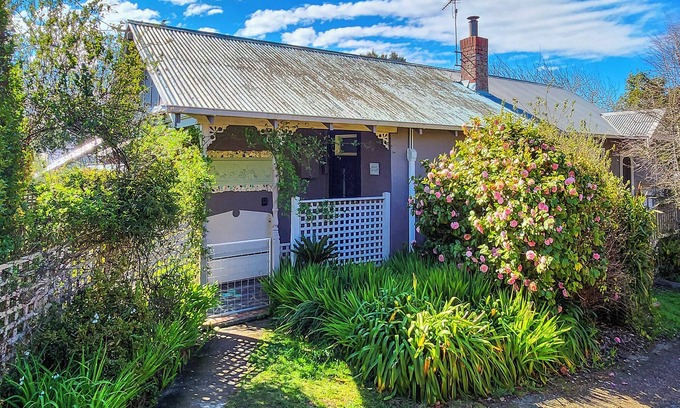Hepburn Springs Cottage | Cozy Croft Cottage: Pet-Friendly Retreat near Hepburn Springs
