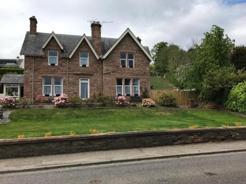 Dingwall House | Elegant Cromarty View Guest House with Kitchen Access