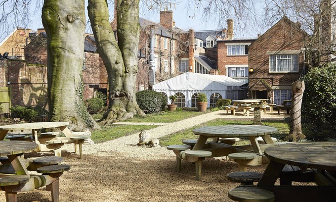 Banbury Hotel | Cozy Cromwell Lodge Hotel with Family-Friendly Amenities