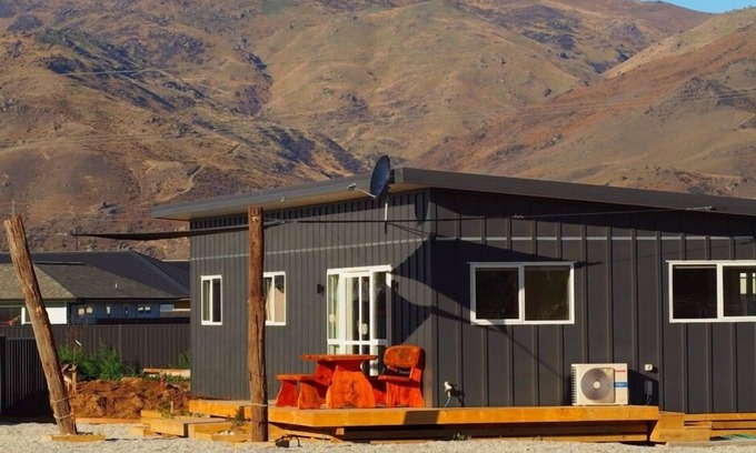 Lowburn House | Pet-Friendly Cromwell Safari Bach with Ocean Views
