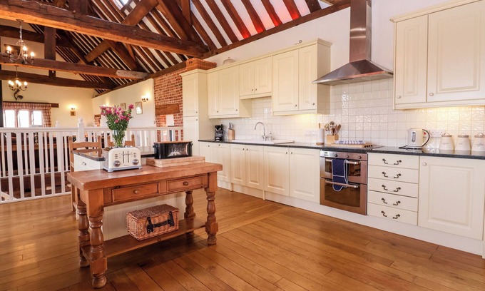 Nantwich Cottage | Pet-Friendly CROMWELLS MANOR: A Perfect Holiday Cottage