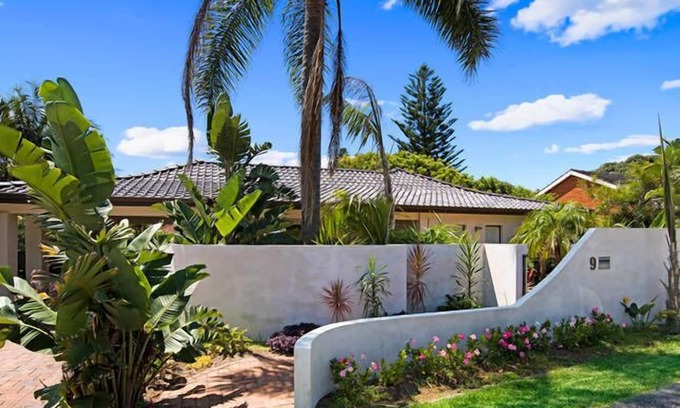 Cronulla Hotel | Prime Cronulla Beach House B & B with Pool & Breakfast
