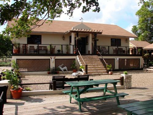 Crooked Tree Hotel | CROOКED TREE LODGE Belize