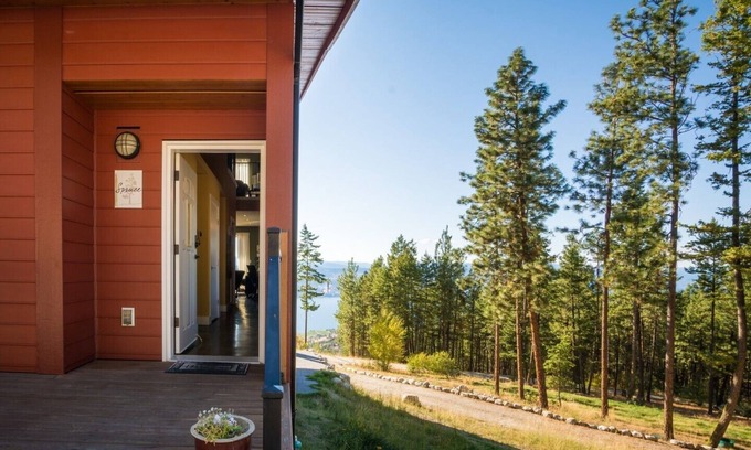 Okanagan-Similkameen House | Explore Crooked Tree Guest Suites: Pet-Friendly Ocean View
