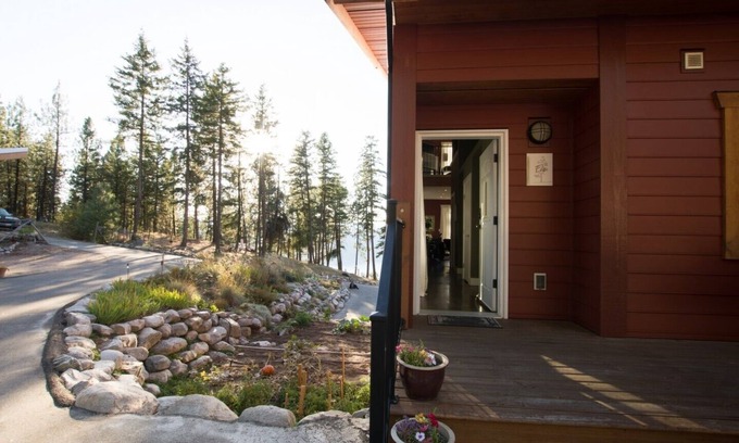 Okanagan-Similkameen House | Top-Rated Crooked Tree Guest Suites - The Fir Suite Awaits