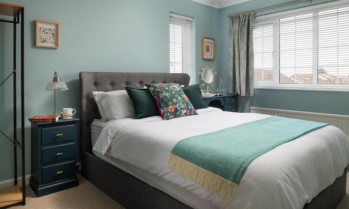 Kewstoke House | Pet-Friendly Crookes House: Guest Rated 9.6/10