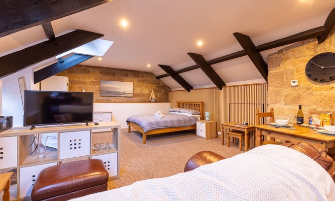 Warkworth Cottage | Pet-Friendly CROSS HOUSE APARTMENT with Ocean Views